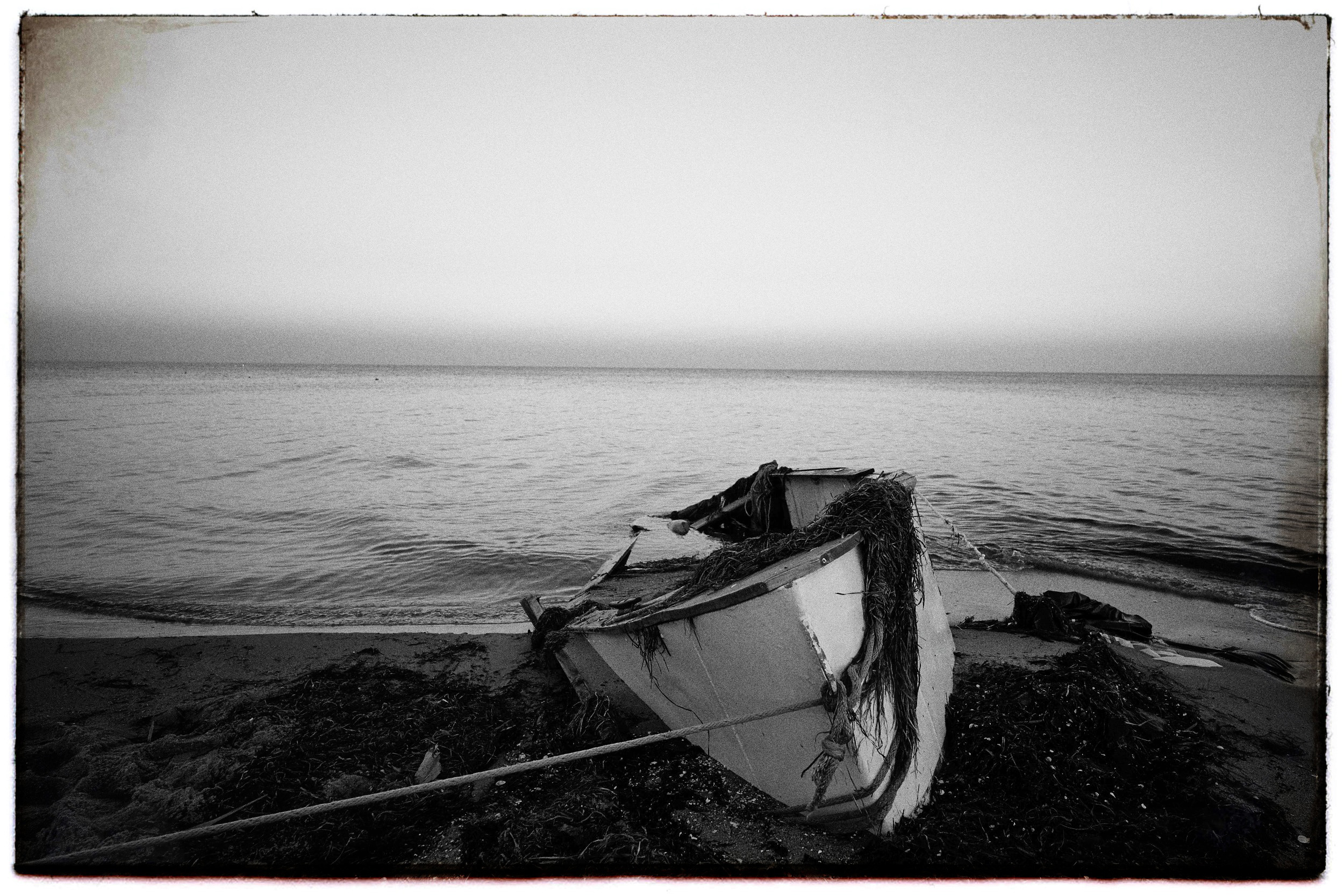 Postkarte aus Lubmin 11.10.2018 - [GADV] Staffel 01 - Grüsse aus der Vergangenheit - Das Postkartenprojekt - Boot am Strand der Ostsee